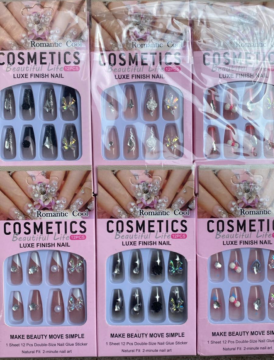 Multicolor 12 Pcs Stylish Artificial Nails Set For Fashionable Look And Easy Application